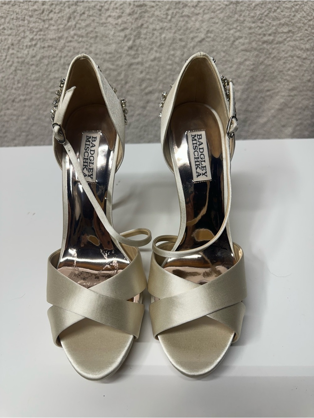 Badgley Mischka Size 7.5 Ivory Satin Crystal Embellished Bridal Heels - Picture 7 of 7